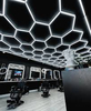 Efektowne oświetlenie LED Blaupunkt Hexagon 297 x 412 cm, konfigurowalny system LED o naturalnej barwie w kształcie plastra miodu do showroomu, galerii, salonu samochodowego, serwisu, garażu
