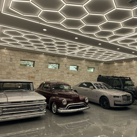 Efektowne oświetlenie LED Blaupunkt Hexagon 243 X 483 cm, Konfigurowalny system LED o ciepłej barwie w kształcie plastra miodu do showroomu, galerii, salonu samochodowego, serwisu, garażu