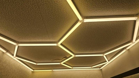 Efektowne oświetlenie LED Blaupunkt Hexagon 297 x 412 cm, konfigurowalny system LED o ciepłej barwie w kształcie plastra miodu do showroomu, galerii, salonu samochodowego, serwisu, garażu