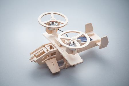 Solarna, drewniana zabawka edukacyjna - turbina wiatrowa