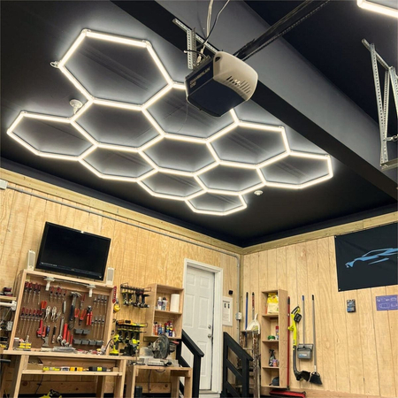 Efektowne oświetlenie LED Blaupunkt Hexagon 297 x 412 cm, konfigurowalny system LED o ciepłej barwie w kształcie plastra miodu do showroomu, galerii, salonu samochodowego, serwisu, garażu